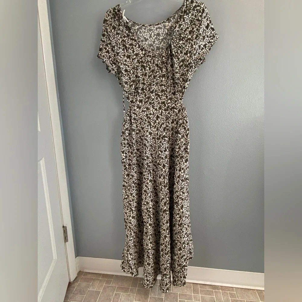 Target midi dress with side cut outs never worn - Picture 2 of 3